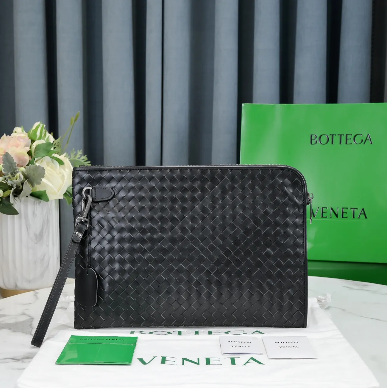B's latest launch of a newly produced calf leather classic clutch bag with imported twill silk lining. 👄👄Simple design, durable, easy to carry, suitable for 11-inch tablets, handheld or put in a briefcase. Size 32*22*1【8825#】